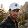 Unisex White Baseball Cap with Stay Wild Mountain Paw Print Graphic, Adjustable Casual Cap for Men and Women, Stylish Outdoor Adventure Hat for Travel, Hiking, Sports and Daily Wear