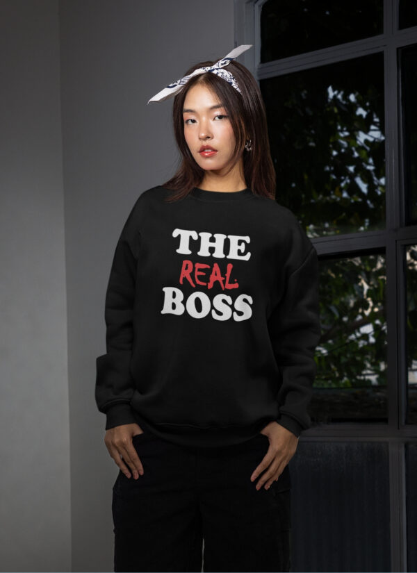 WCSB_The_Boss_1768370394822_o6ubym05mljzozf.jpg The Boss & The Real Boss Couple Sweatshirt – Matching Black Couple Upper | Unisex Fleece Sweatshirt for Couples